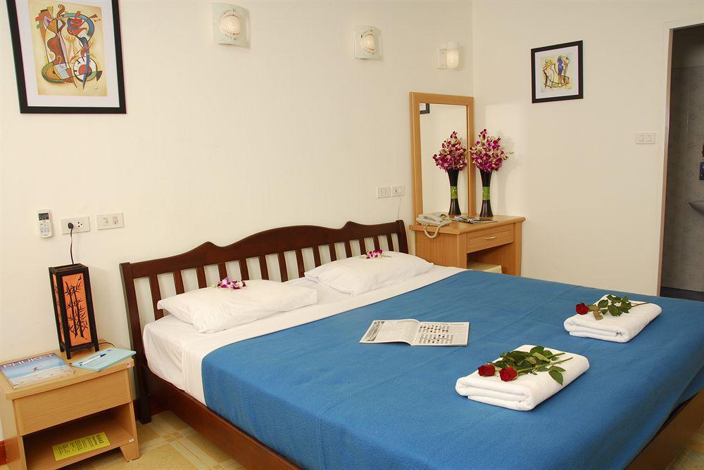 The Expat Hotel Patong Bagian luar foto