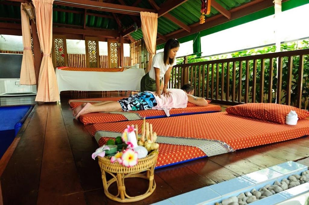 The Expat Hotel Patong Bagian luar foto