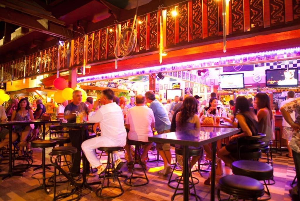 The Expat Hotel Patong Bagian luar foto