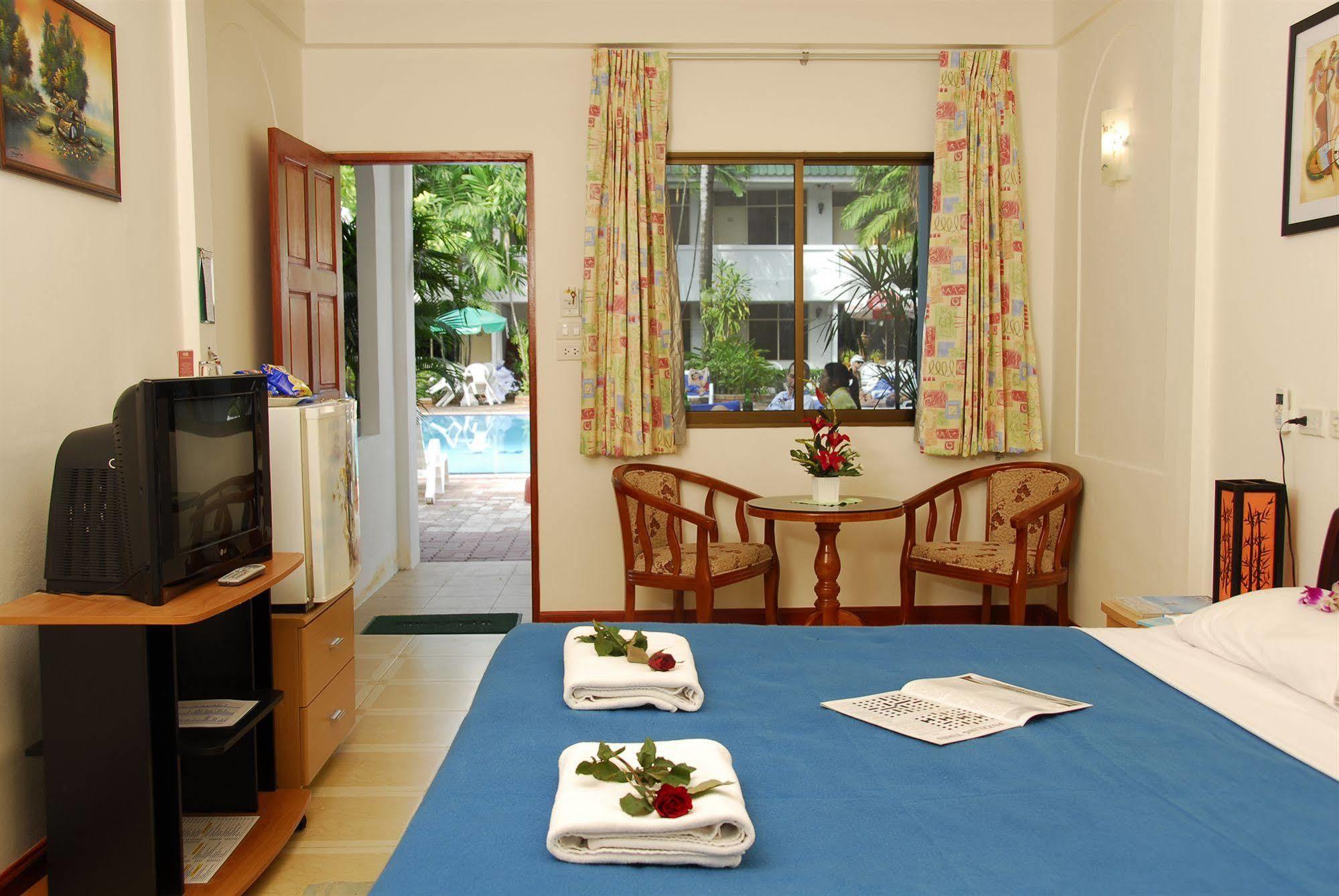 The Expat Hotel Patong Bagian luar foto