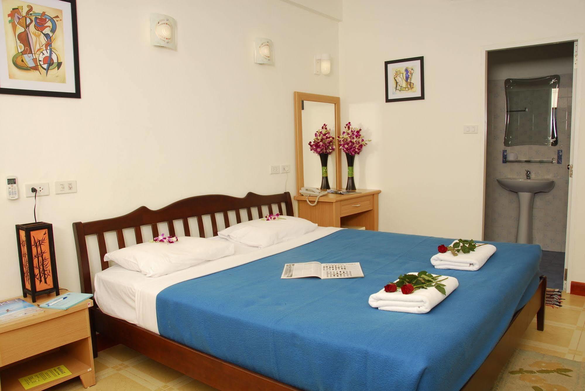 The Expat Hotel Patong Bagian luar foto