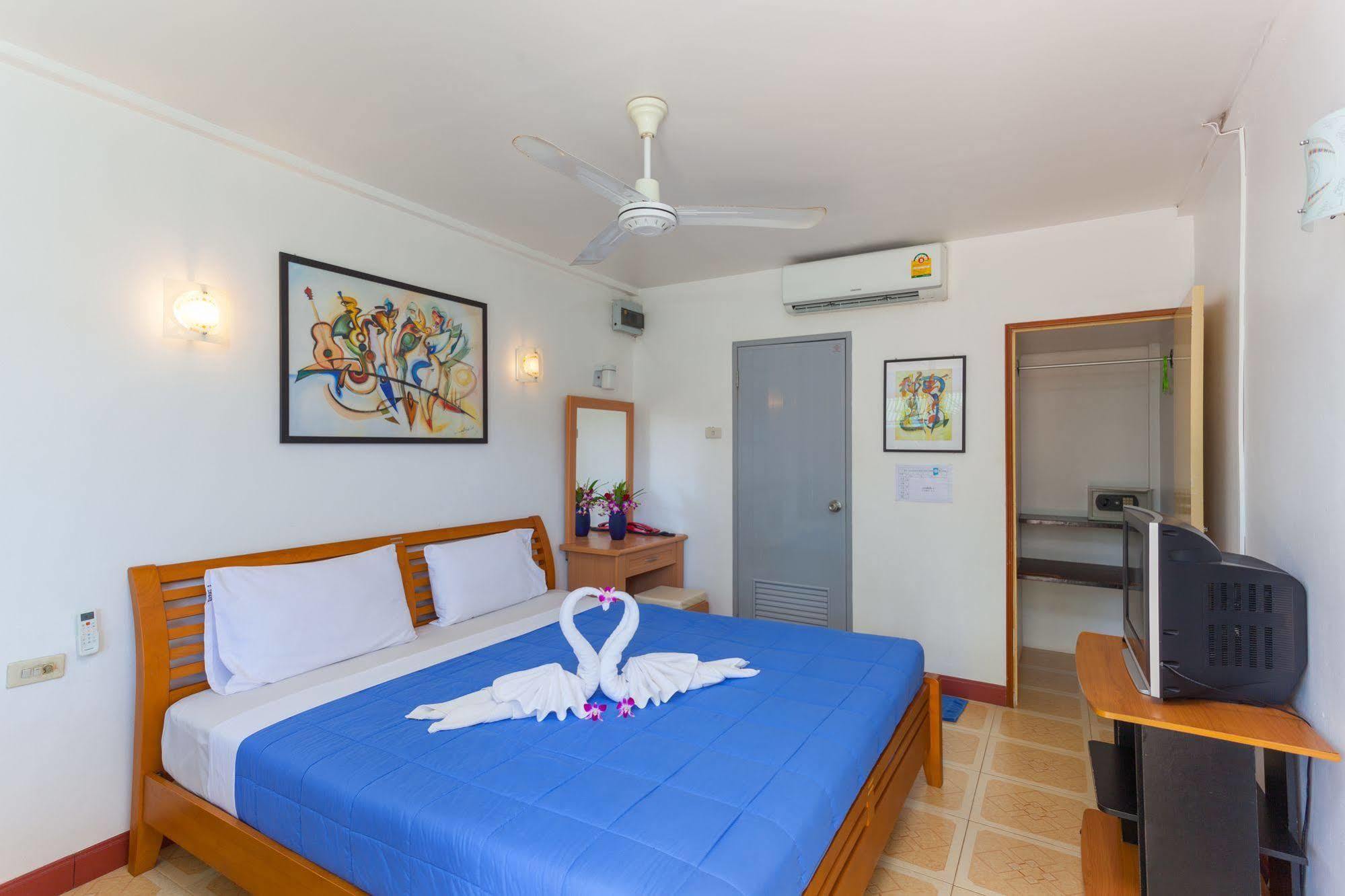 The Expat Hotel Patong Bagian luar foto