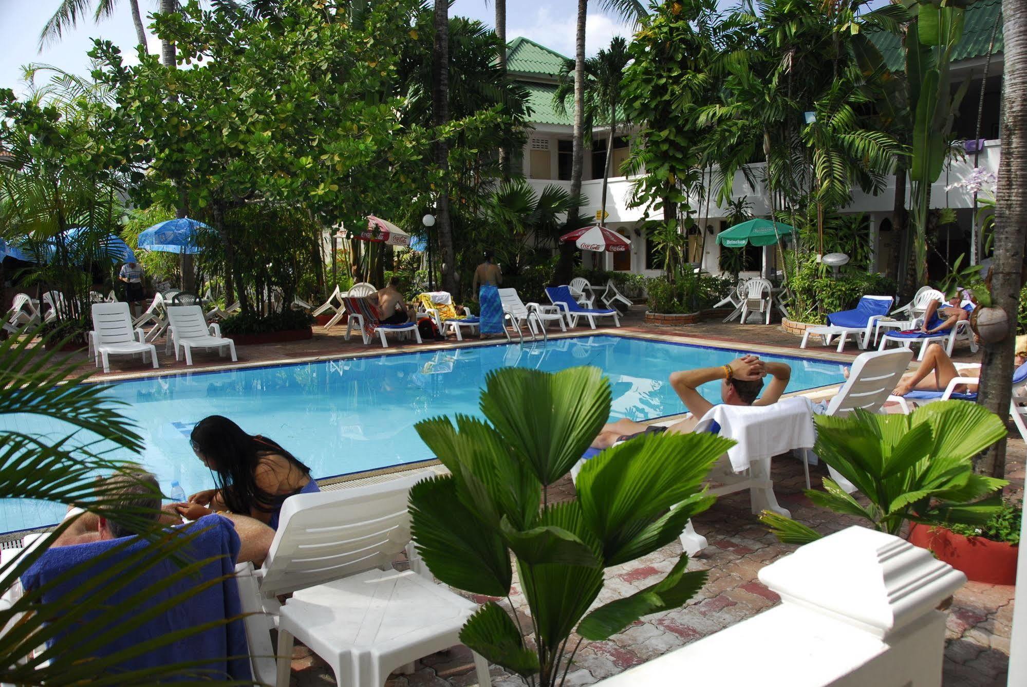 The Expat Hotel Patong Bagian luar foto