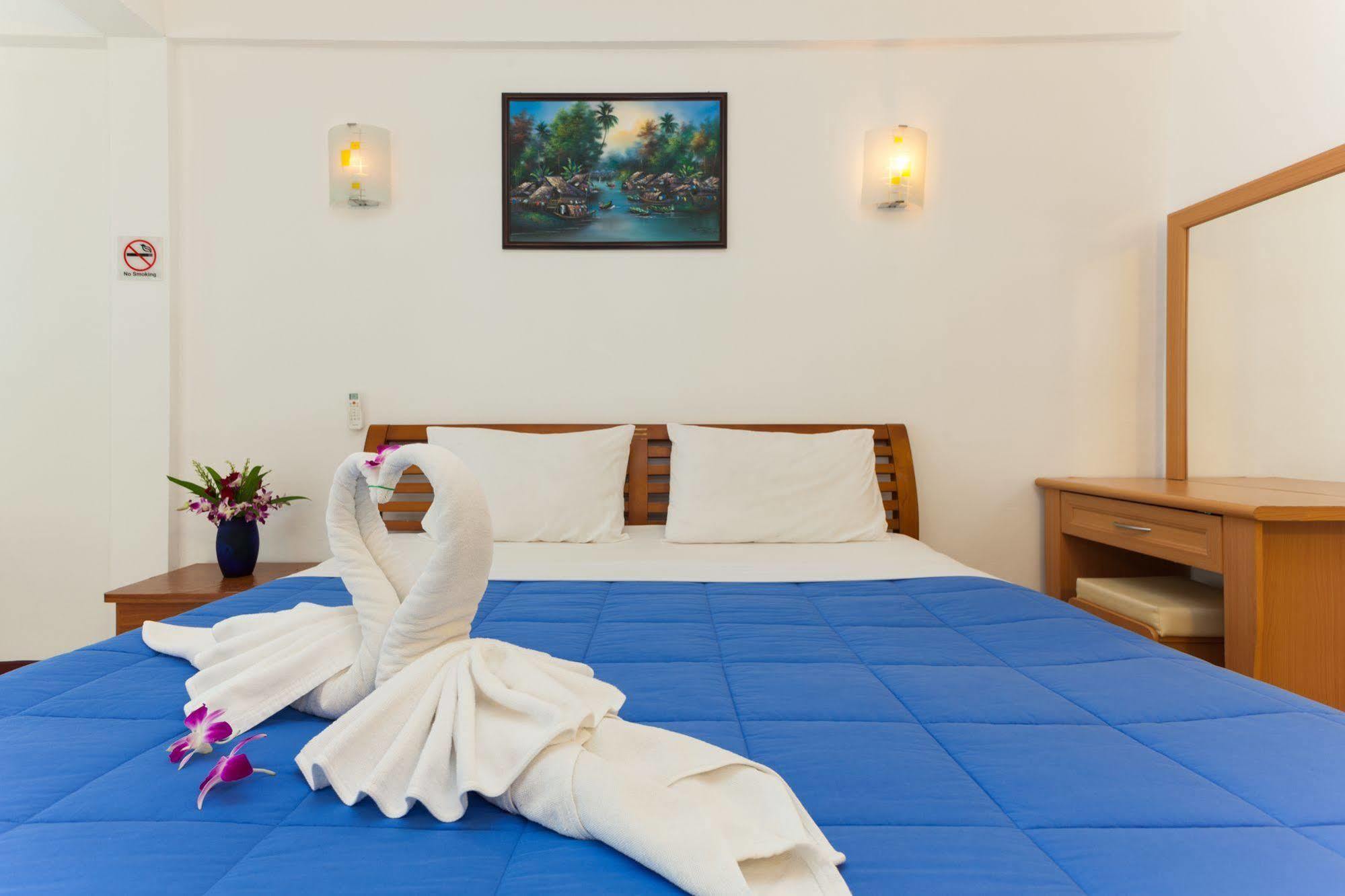 The Expat Hotel Patong Bagian luar foto