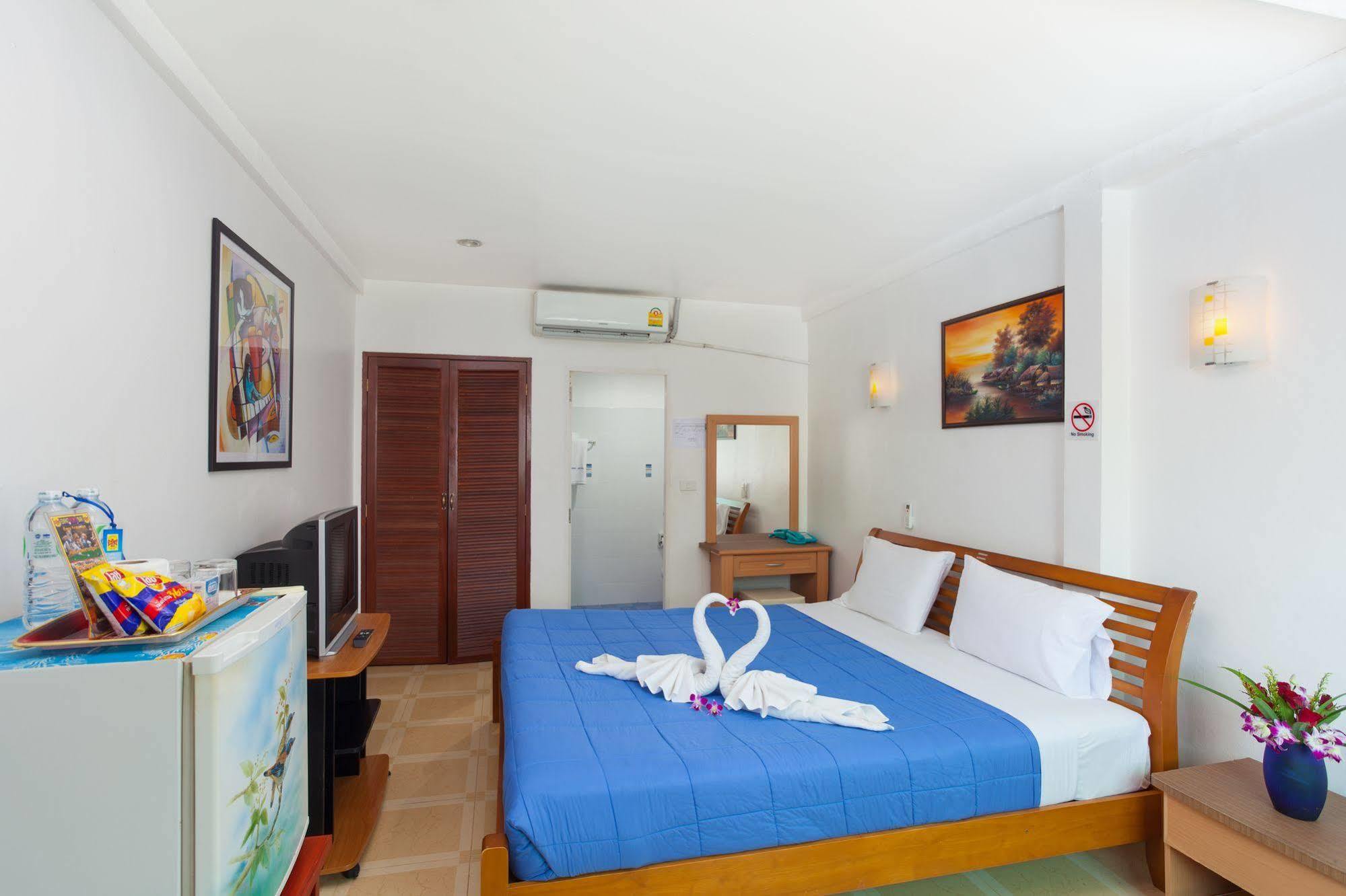 The Expat Hotel Patong Bagian luar foto