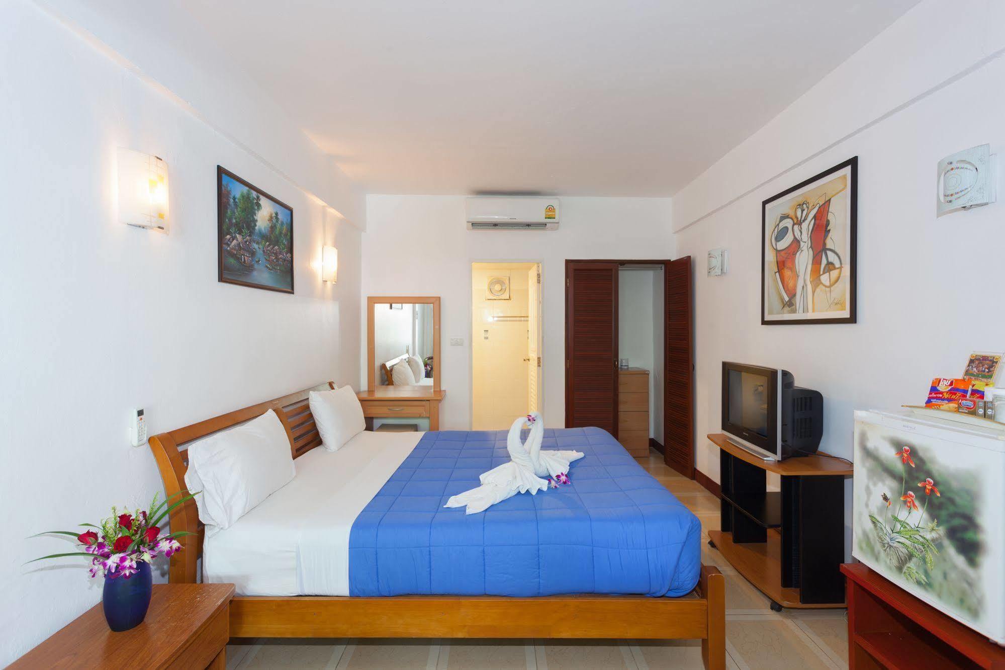The Expat Hotel Patong Bagian luar foto