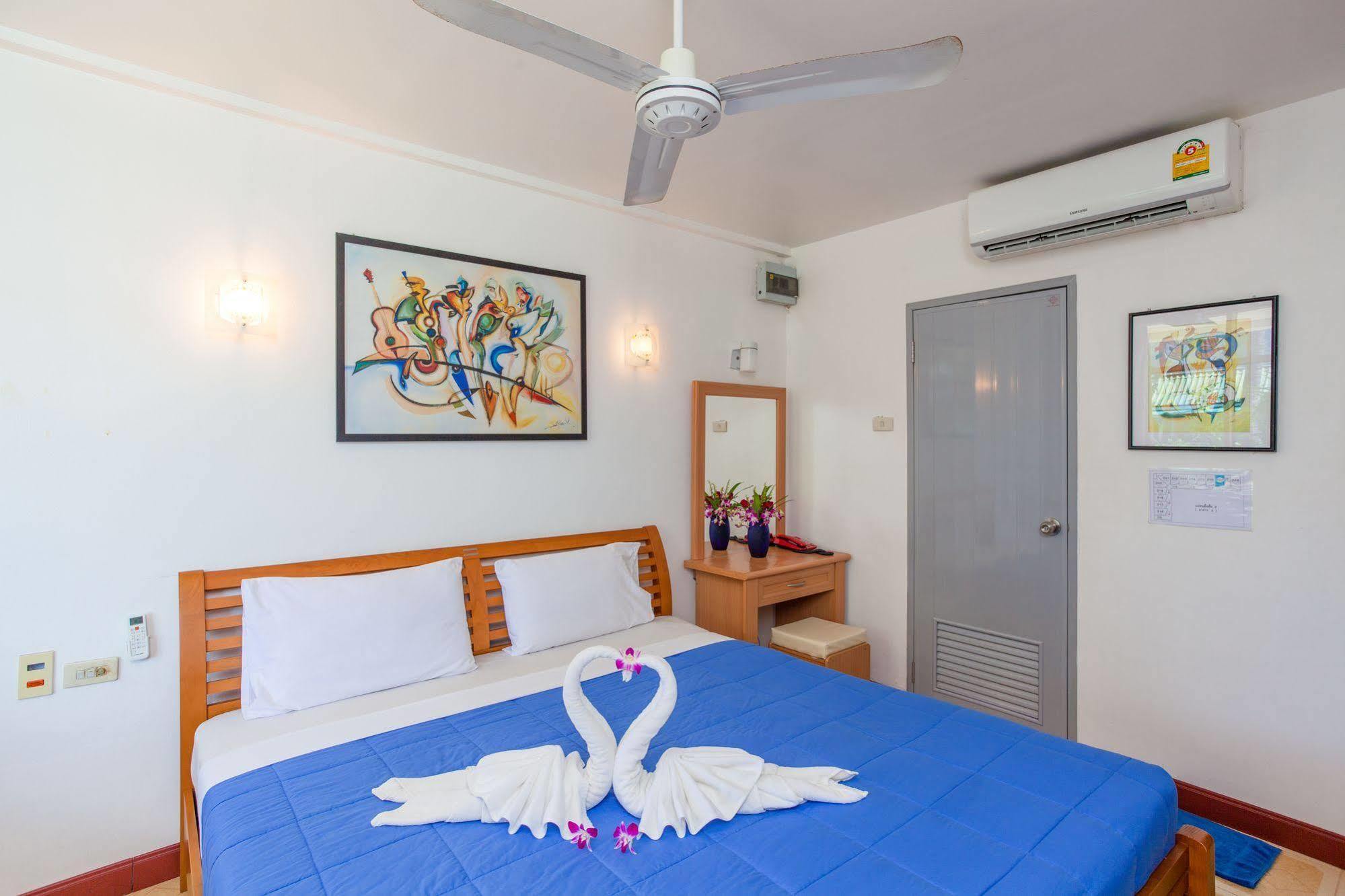 The Expat Hotel Patong Bagian luar foto