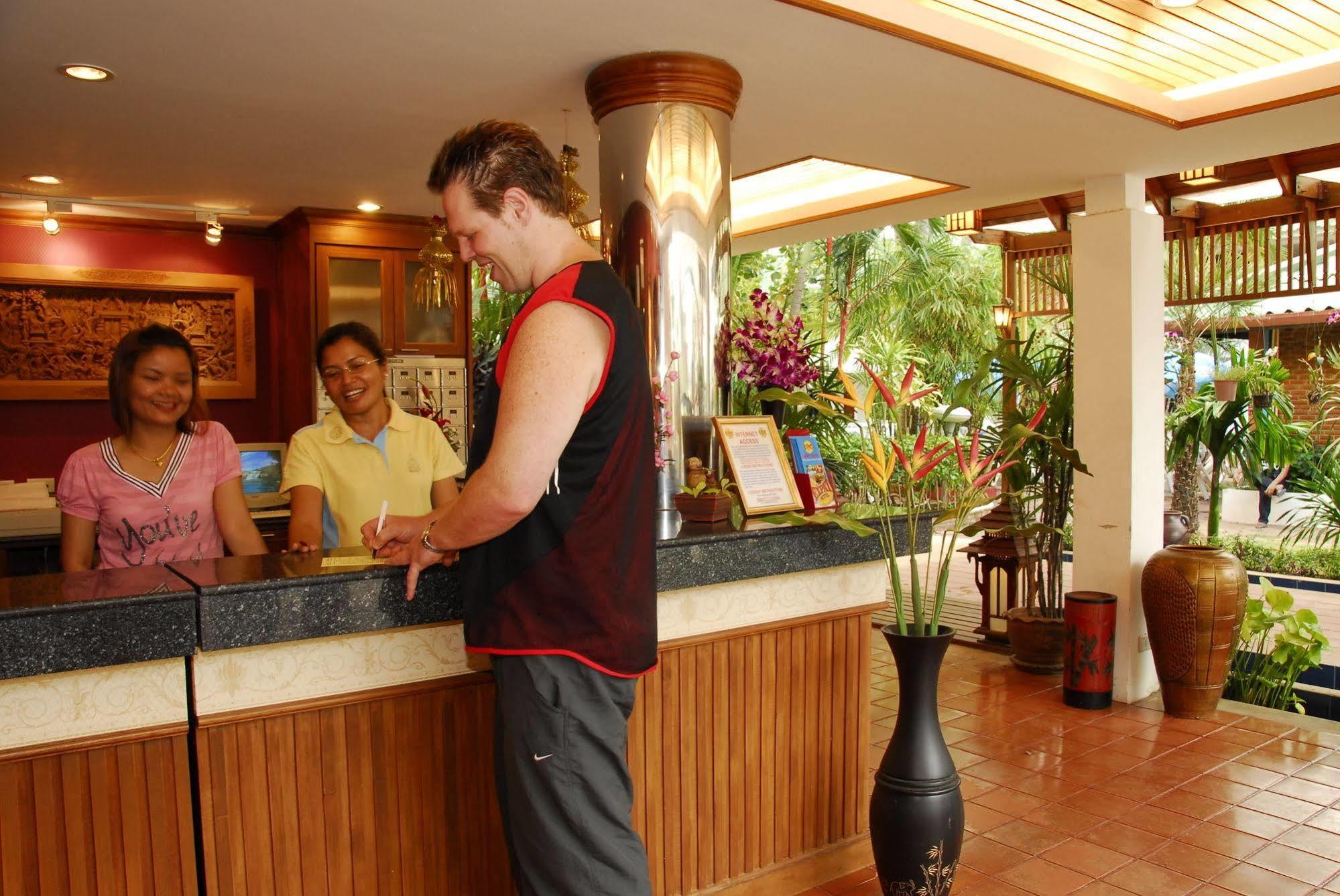 The Expat Hotel Patong Bagian luar foto